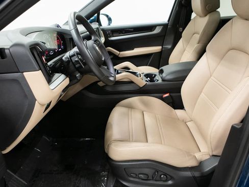 Certified 2025 Porsche Cayenne Coupe image 16