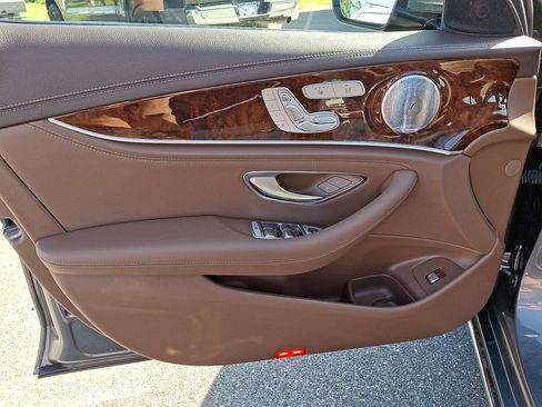 Used 2019 Mercedes-Benz E 300 4MATIC image 12