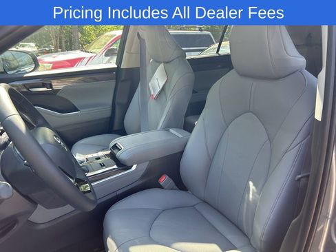New 2026 Toyota Highlander Limited AWD/4WD image 3