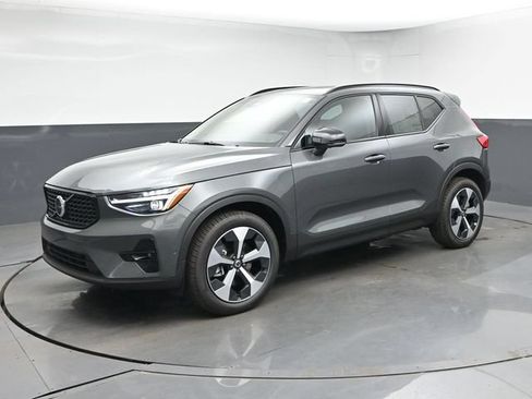 New 2026 Volvo XC40 B5 Plus w/ Climate Package AWD/4WD image 4
