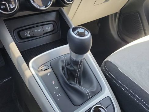 Certified 2025 Hyundai Venue SEL FWD image 25
