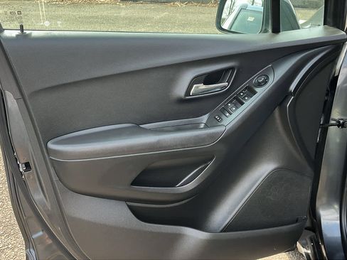 Used 2017 Chevrolet Trax LT w/ LT Convenience Package image 10