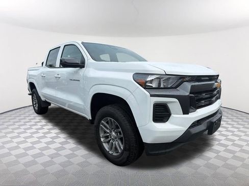 Used 2025 Chevrolet Colorado LT RWD image 3