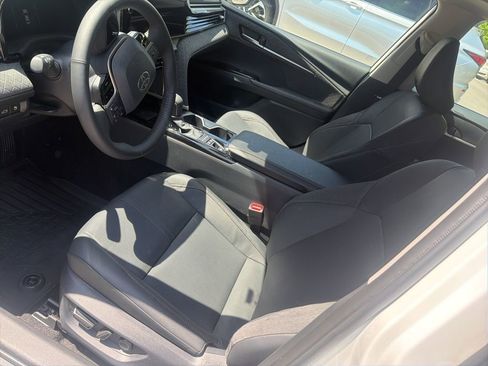 Used 2025 Toyota Camry XLE w/ Premium Plus Package image 4