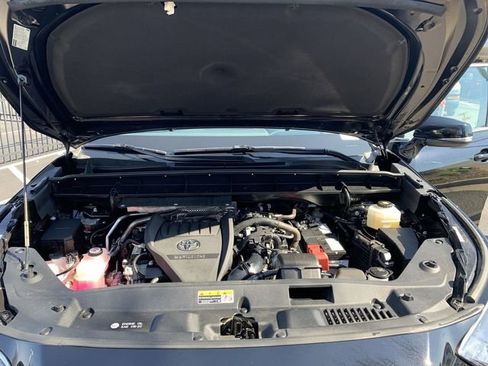 Used 2023 Toyota Highlander XLE image 16