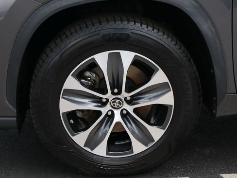 Used 2023 Toyota Highlander XLE FWD image 34