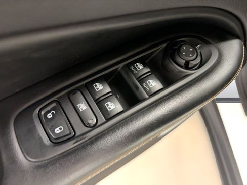 Used 2018 Jeep Compass Latitude w/ Cold Weather Group image 12