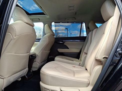 Used 2022 Toyota Highlander Limited image 12