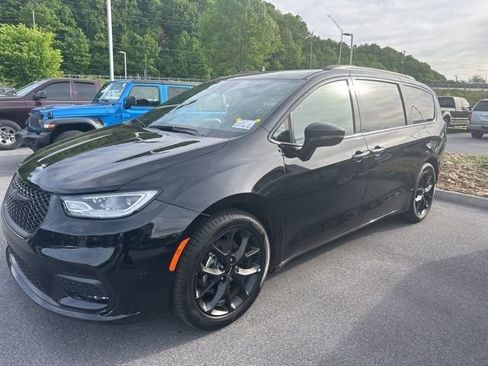 Used 2025 Chrysler Pacifica Limited FWD image 2