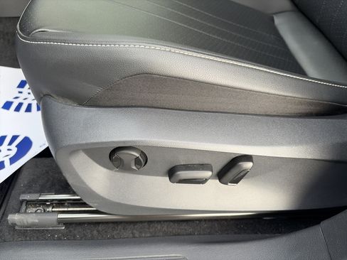 Used 2024 Volkswagen Tiguan SE w/ Panoramic Sunroof Package image 17