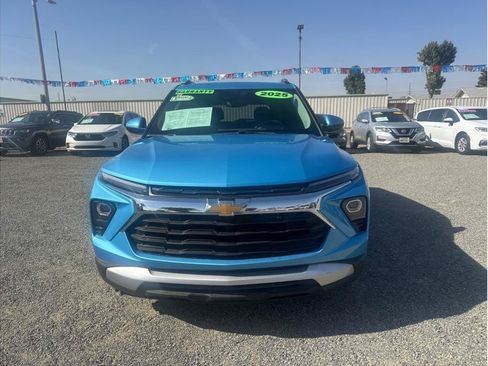 Used 2025 Chevrolet TrailBlazer LT FWD image 2