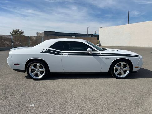 Used 2014 Dodge Challenger R/T RWD image 2
