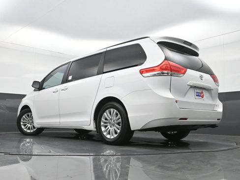 Used 2013 Toyota Sienna XLE FWD image 25