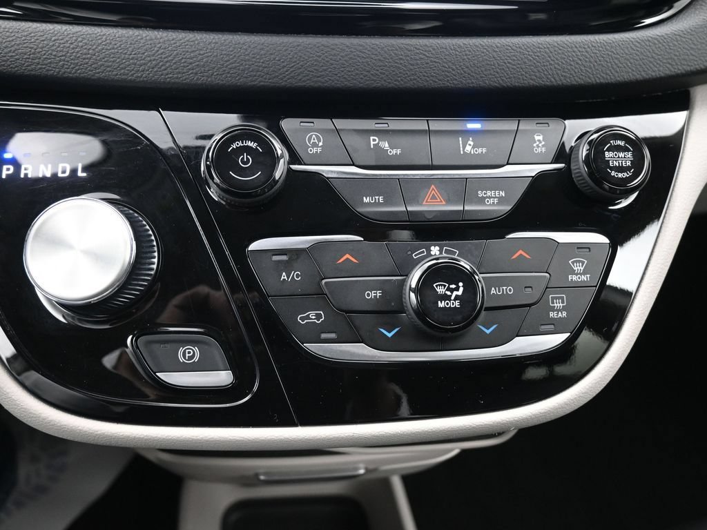Used 2023 Chrysler Pacifica Touring-L FWD image 13