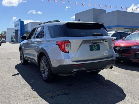 Used 2022 Ford Explorer XLT w/ Equipment Group 202A AWD/4WD image 5