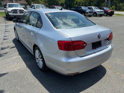 Used 2011 Volkswagen Jetta SEL FWD image 4