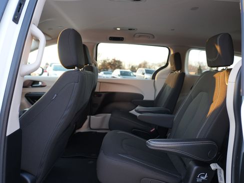 Used 2023 Chrysler Voyager LX image 21