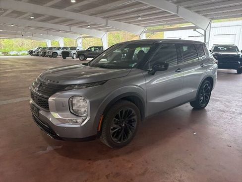 Used 2024 Mitsubishi Outlander SE Black Edition image 2