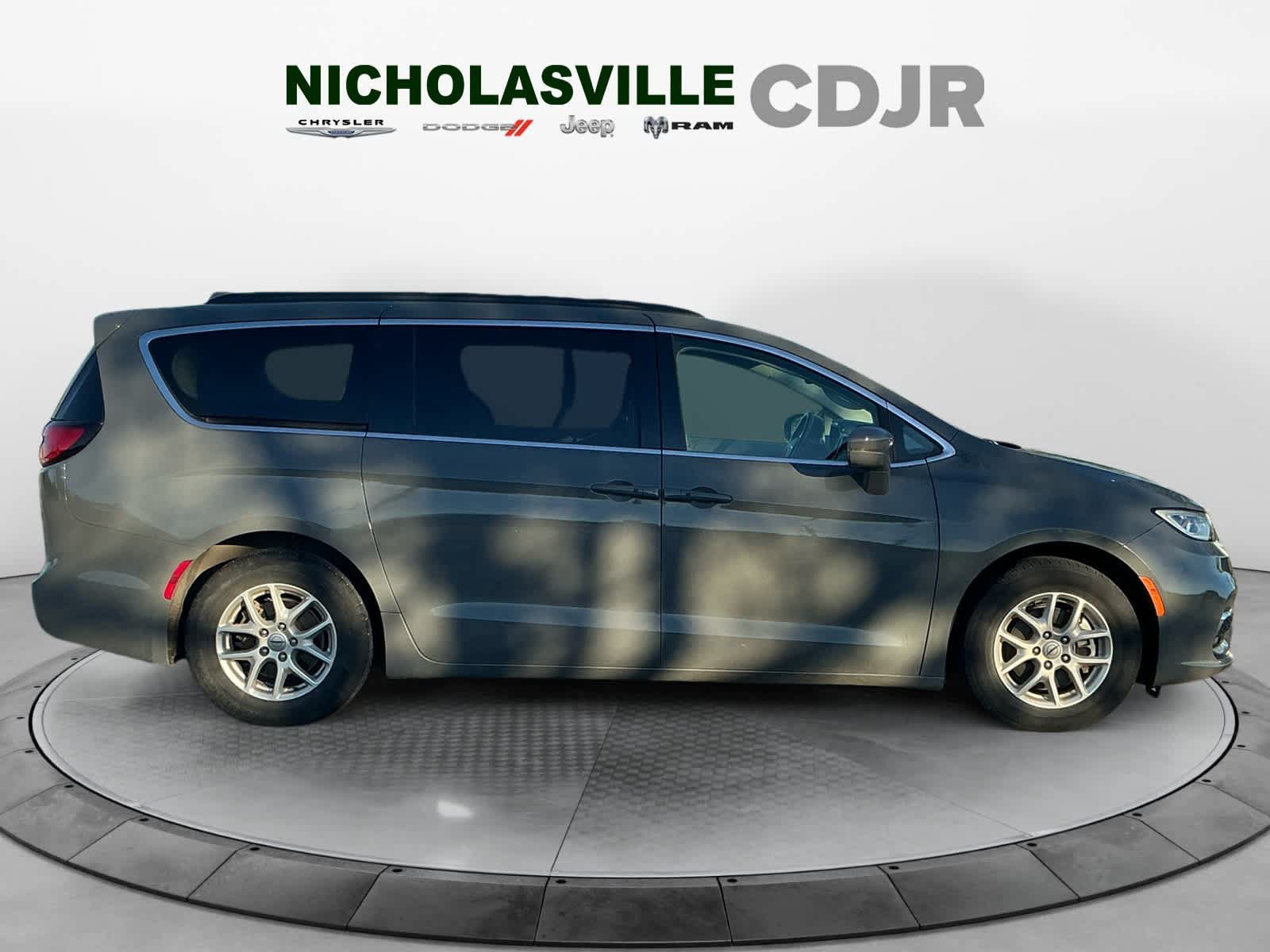 Used 2022 Chrysler Pacifica Touring-L FWD image 6