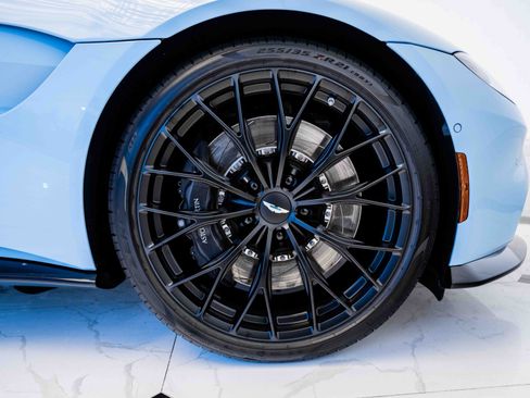 Used 2023 Aston Martin V8 Vantage Coupe RWD image 39