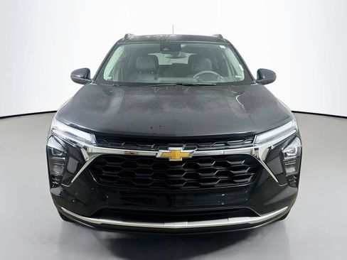 Used 2025 Chevrolet Trax LT FWD image 2
