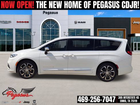 New 2026 Chrysler Pacifica Pinnacle w/ Trailer Tow Group FWD image 3