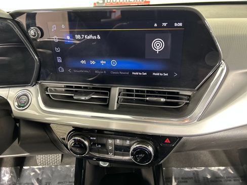 Used 2025 Chevrolet Trax LT FWD image 15