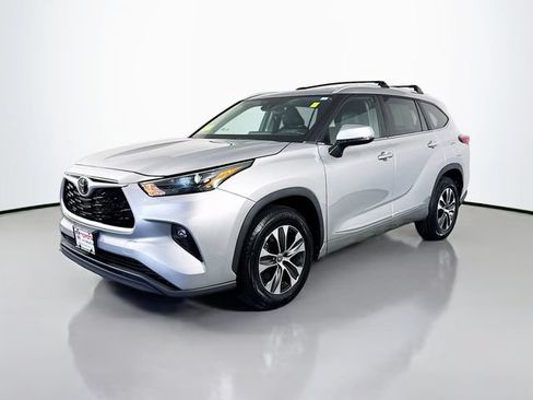 Used 2023 Toyota Highlander XLE FWD image 2