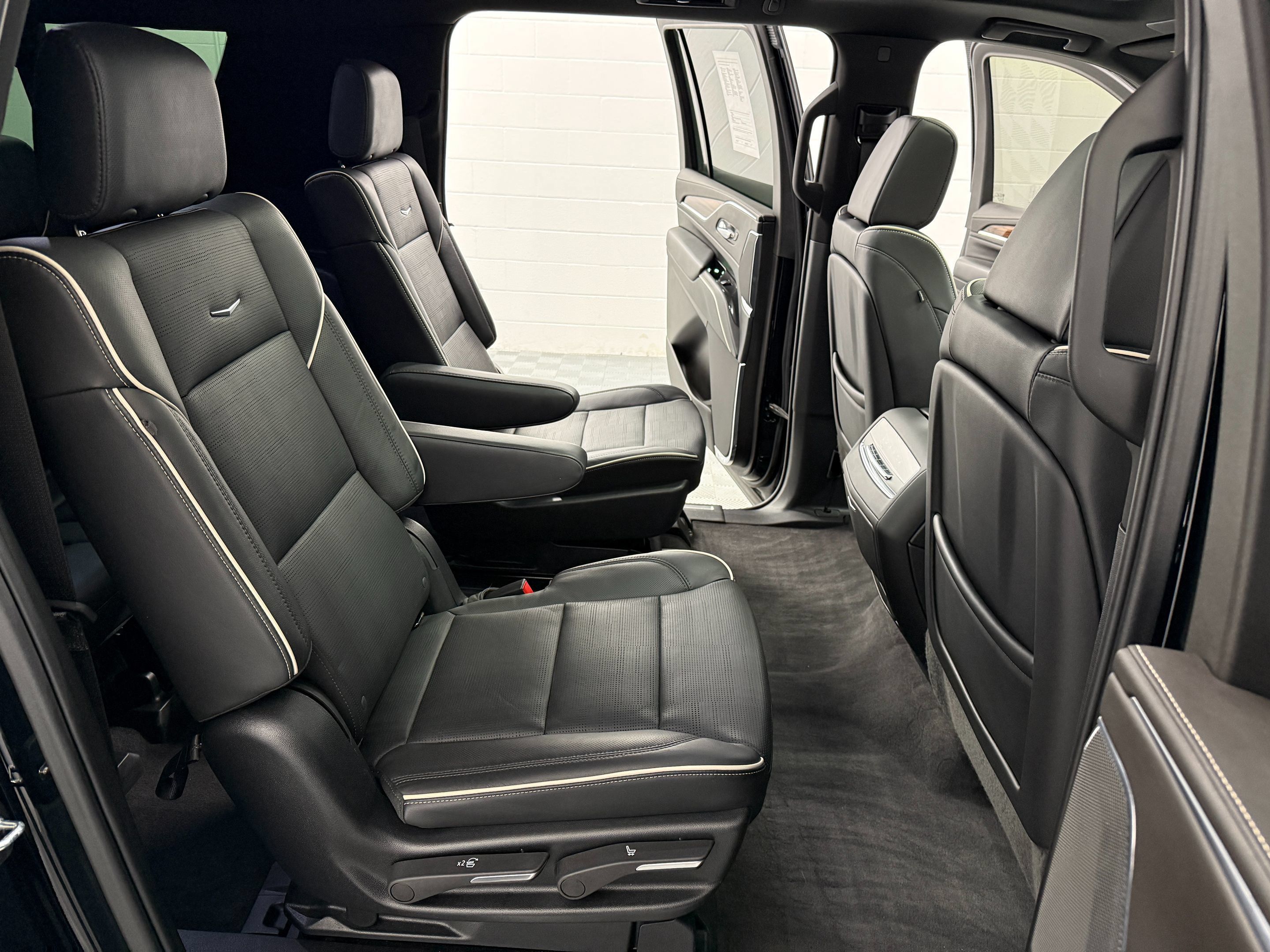Used 2023 Cadillac Escalade ESV Premium Luxury AWD/4WD image 16