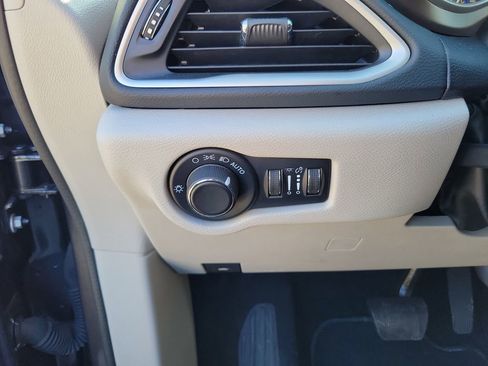 Used 2023 Chrysler Voyager LX FWD image 17