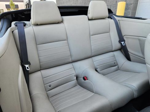 Used 2011 Ford Mustang GT Premium image 9