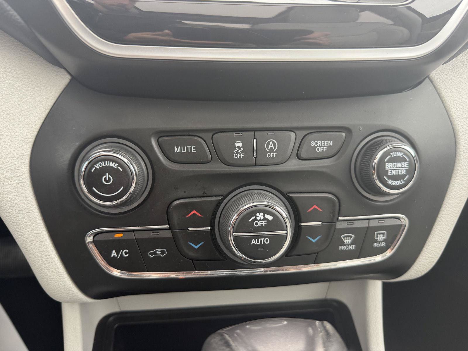 Used 2021 Jeep Cherokee Limited AWD/4WD image 30