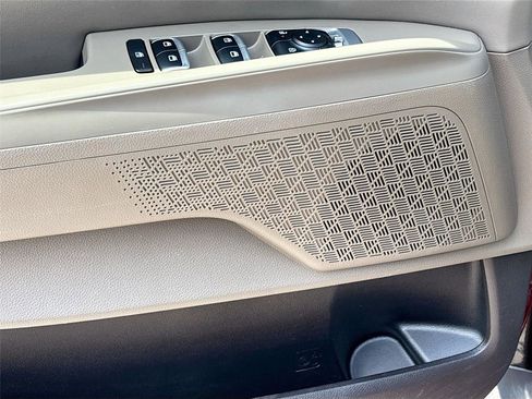 Used 2025 Kia Carnival FWD image 19