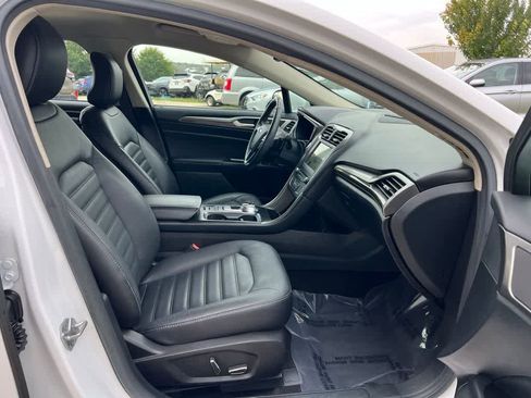 Used 2017 Ford Fusion SE w/ Fusion SE Technology Package image 18