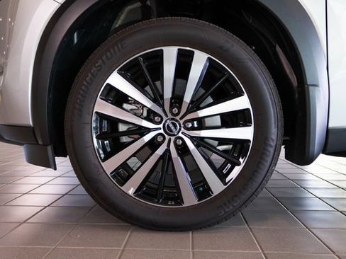 Used 2025 Nissan Pathfinder Platinum w/ Black Appearance Package AWD/4WD image 9