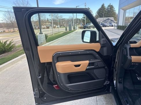 New 2024 Land Rover Defender 90 V8 image 6