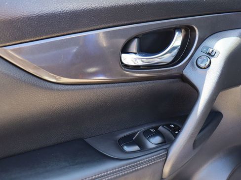 Used 2020 Nissan Rogue SV image 38