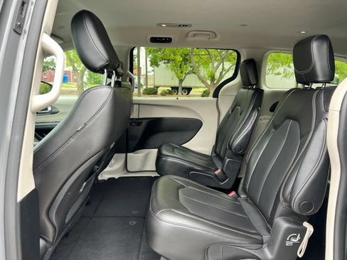 Used 2023 Chrysler Pacifica Touring-L FWD image 15