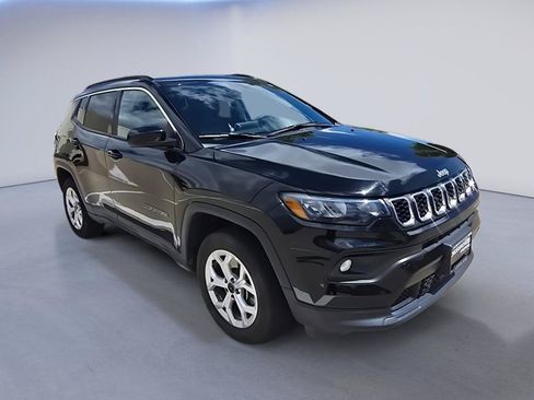 Used 2025 Jeep Compass Latitude w/ Sun & Sound Group AWD/4WD image 8
