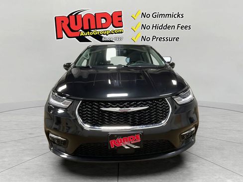 Used 2023 Chrysler Pacifica Touring-L image 8