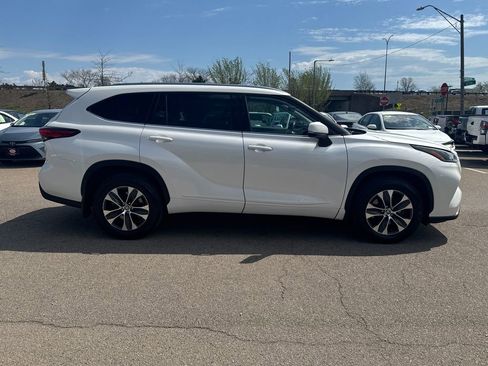 Used 2021 Toyota Highlander XLE AWD/4WD image 11