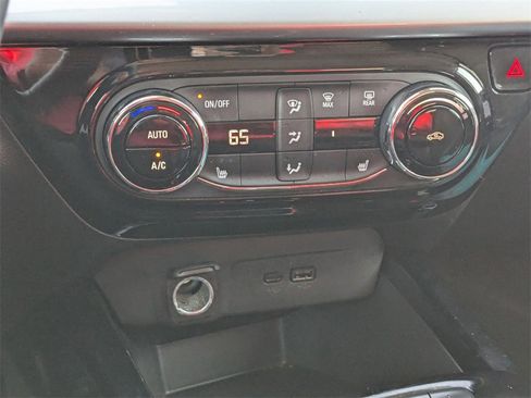 Used 2025 Chevrolet Trax LT w/ LT Convenience Package image 21