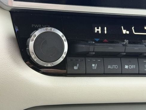 Used 2024 Toyota Sequoia Capstone AWD/4WD image 22
