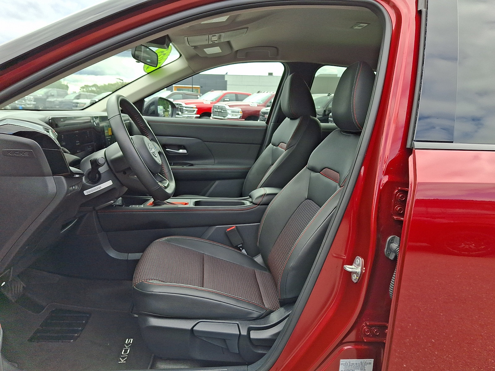 Used 2025 Nissan Kicks SR AWD/4WD image 13