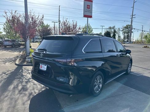 Used 2025 Toyota Sienna XLE w/ XLE Plus Package AWD/4WD image 5