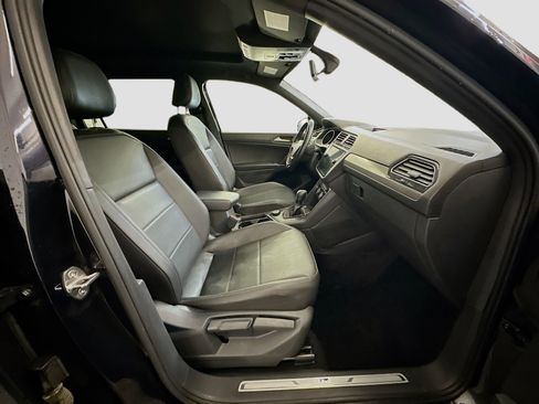 Used 2020 Volkswagen Tiguan SE R-Line image 32