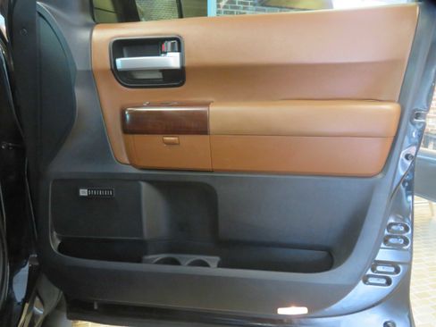 Used 2017 Toyota Sequoia Platinum AWD/4WD image 31