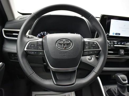 Used 2025 Toyota Highlander LE FWD image 20
