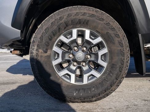 Used 2017 Toyota Tacoma TRD Sport image 2