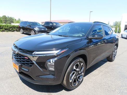 Used 2026 Chevrolet Trax RS w/ Sunroof Package FWD image 3